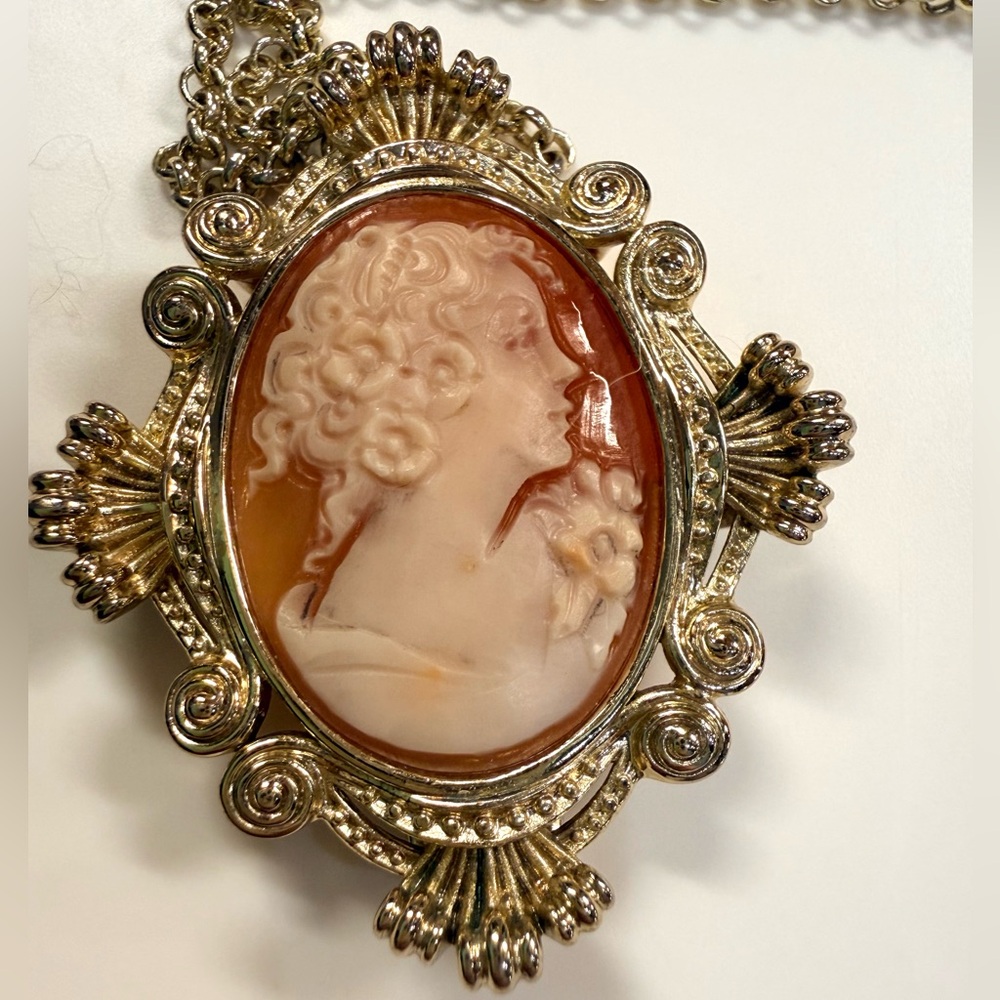 Amedeo Elegant Gold Cameo Pendant Necklace